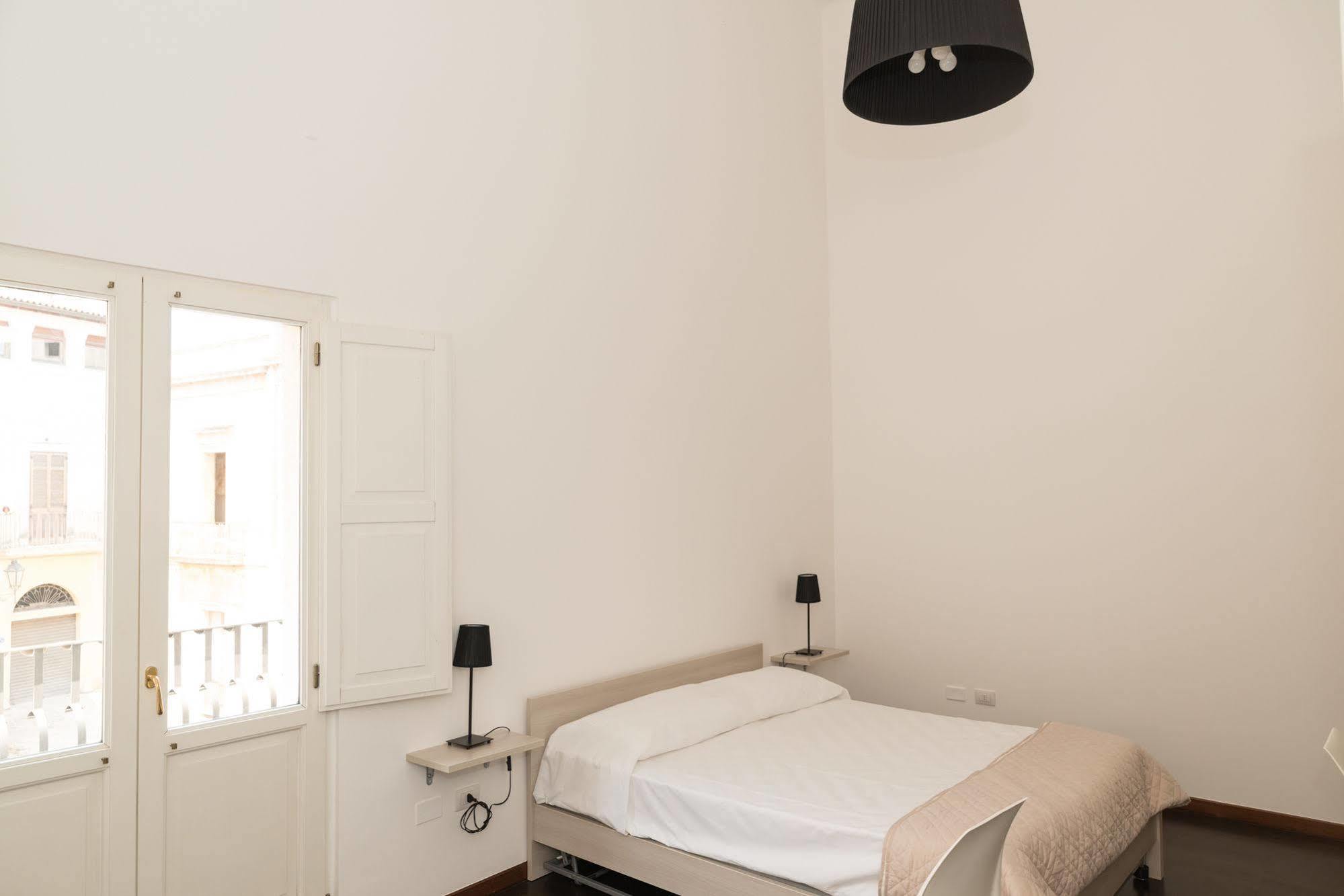 Gatto Bianco La Dimora Storica Bed & Breakfast Лече Екстериор снимка